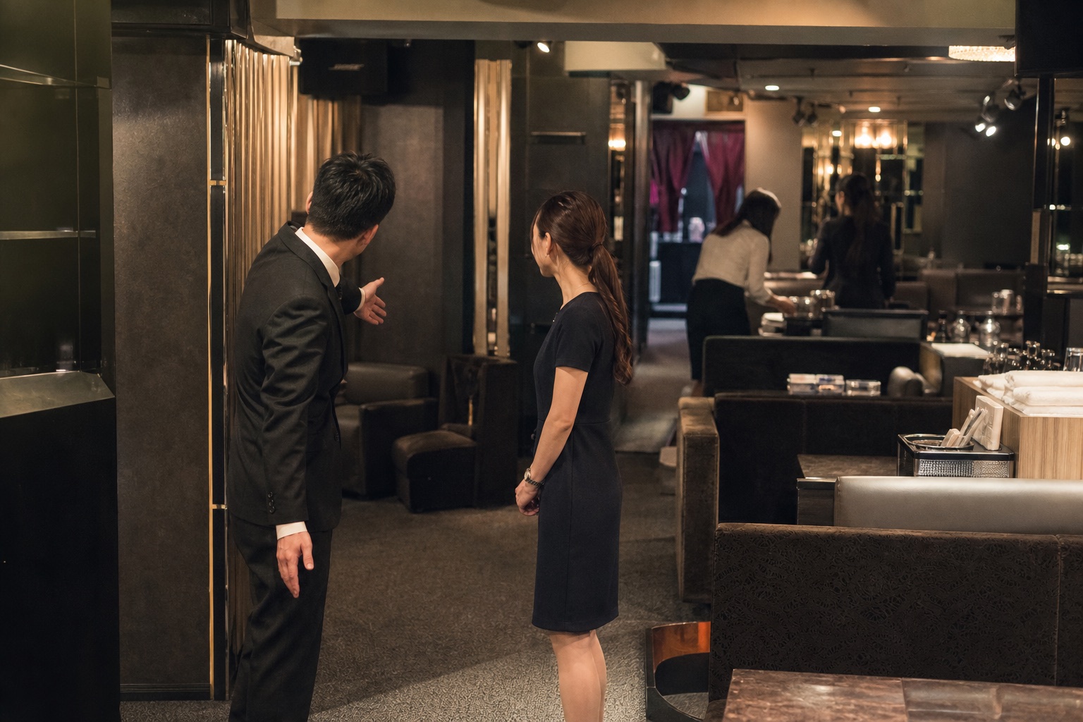 開店前のナイトワーク店舗を見学する成人女性