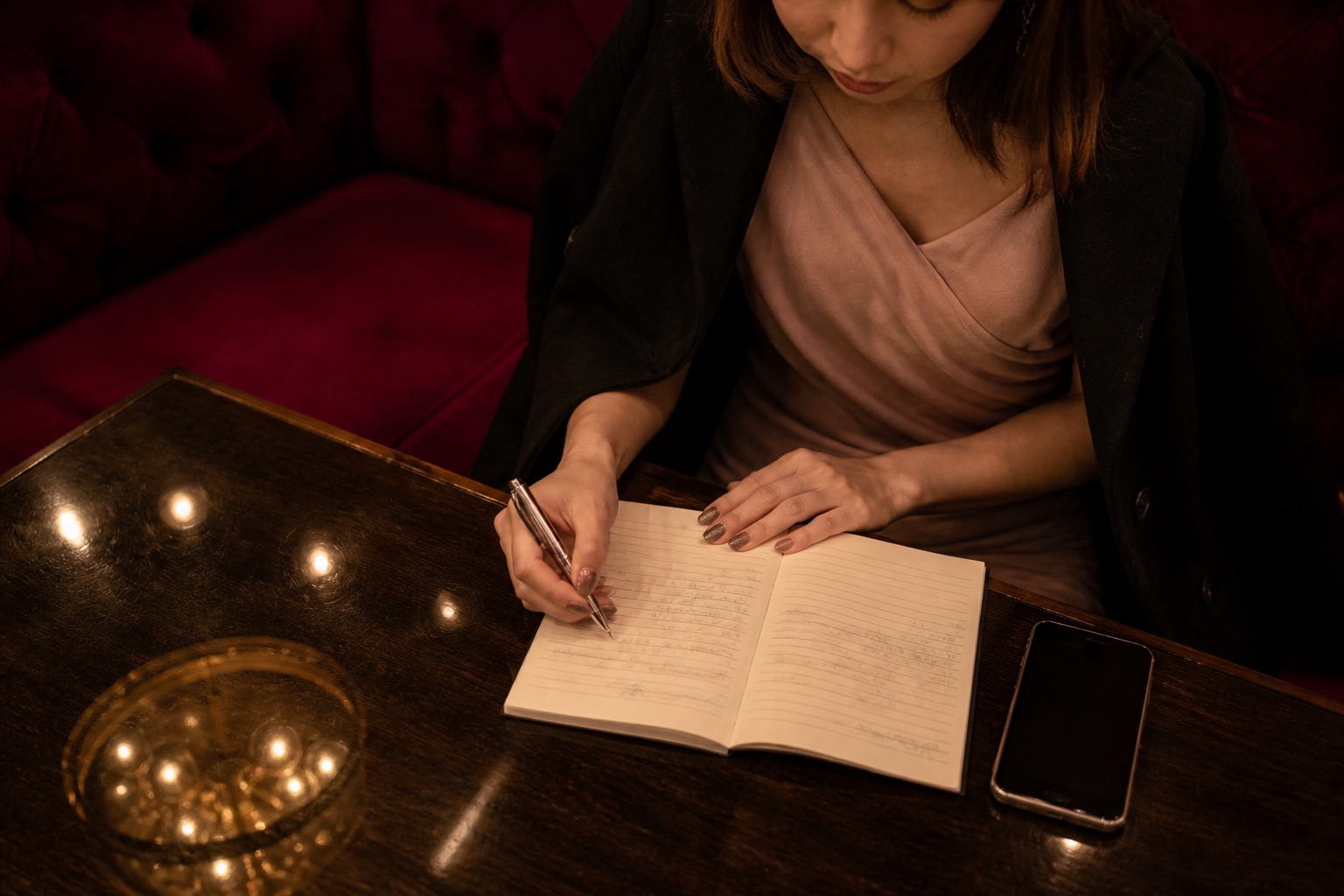 夜職への不安をノートに書き出す成人女性