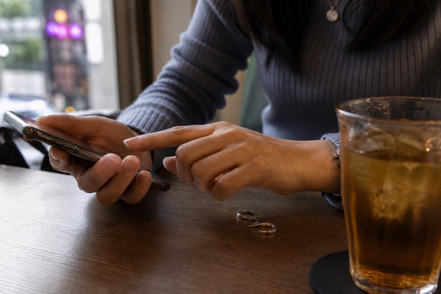求人を比べながら働き方の条件を確認する成人女性の手元
