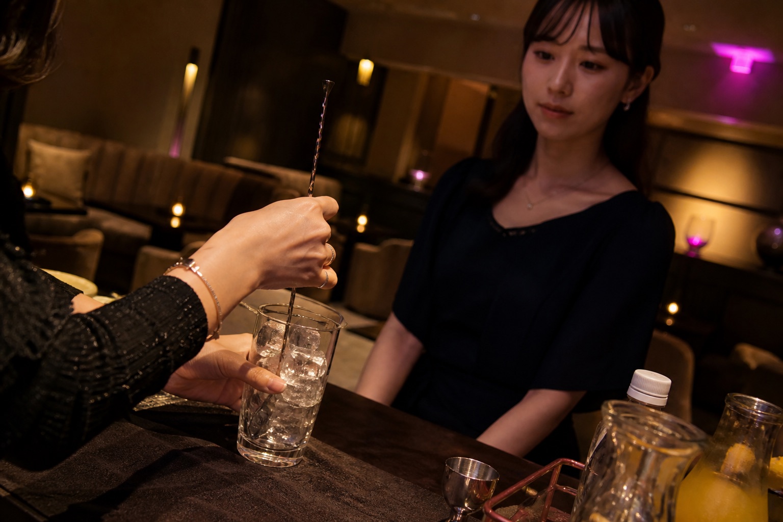 ナイトワーク店舗でドリンク作りを教わる成人女性